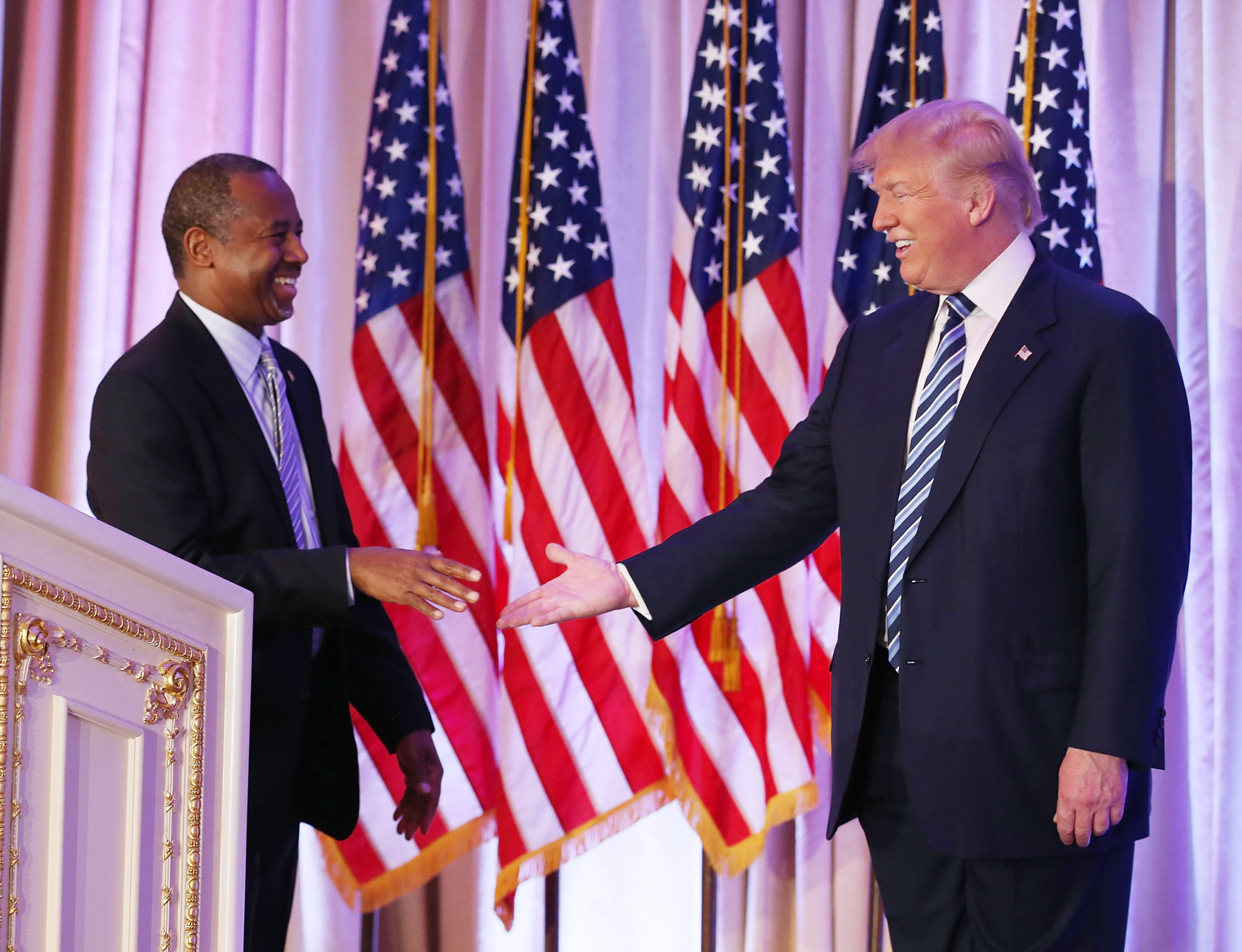 Ứng cử viên tổng thống đương thời thuộc Đảng Cộng Hòa Donald Trump cùng với cựu ứng cử viên tổng thống Ben Carson khi ông Trump nhận được sự ủng hộ tại Câu lạc bộ Mar-A-Lago ở Palm Beach, Florida, vào ngày 11/03/2016. (Ảnh: Joe Raedle/Getty Images)