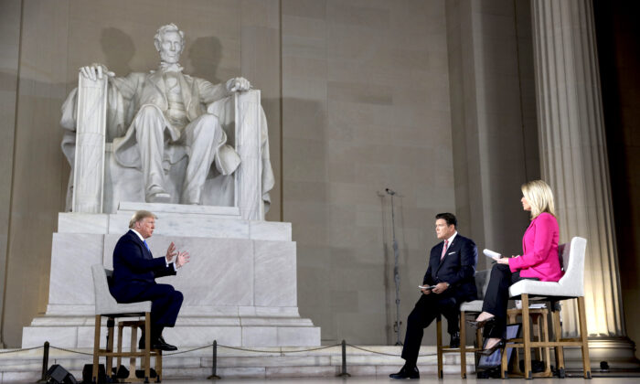 Tổng thống Donald Trump nói chuyện với hai biên tập viên Bret Baier và Martha MacCallum trong một sự kiện gặp gỡ cử tri trực tuyến bên trong Đài tưởng niệm Lincoln ở Hoa Thịnh Đốn, vào ngày 03/05/2020. (Ảnh: Oliver Contreras-Pool/Getty Images)