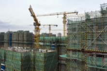 Các tòa nhà chung cư chưa hoàn thiện tại dự án khu dân cư Phoenix City do Bích Quế Viên (Country Garden Holdings Co.) phát triển, ở Thượng Hải, Trung Quốc, ngày 17/01/2022. Cuộc khủng hoảng nhấn chìm lĩnh vực địa ốc của Trung Quốc khiến cổ phiếu và trái phiếu của nhà phát triển này bị ảnh hưởng trong bối cảnh lo ngại rằng nỗ lực huy động vốn được cho là thất bại của họ có thể là dấu hiệu của nhà đầu tư mất niềm tin. (Ảnh: Qilai Shen/Bloomberg qua Getty Images)