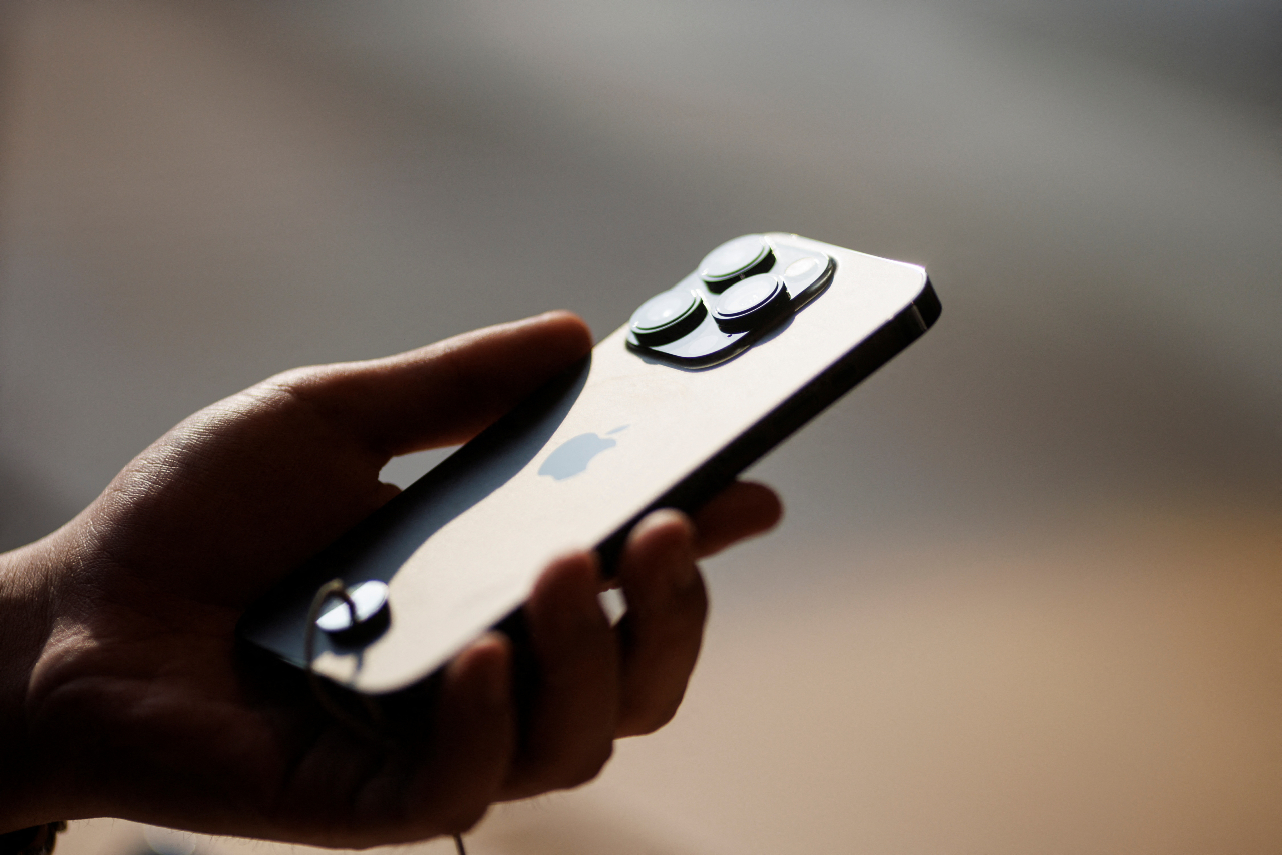Một người cầm chiếc iPhone 14 — mẫu mới của Apple được bán ở một cửa hàng Apple ở Bắc Kinh, vào ngày 16/09/2022. (Ảnh: Thomas Peter/Reuters)