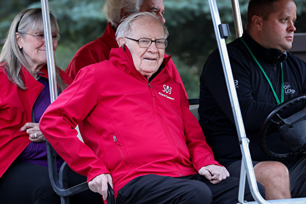 Ông Buffett cảnh báo có 10 điều trong năm 2024 không nên lãng phí tiền đầu tư. Ảnh chụp vào ngày 13/07/2023, ông Warren Buffett, Chủ tịch kiêm Giám đốc điều hành của công ty Berkshire Hathaway, đã đến tham dự Hội nghị Sun Allen & Company Sun Valley của Allen & Company tại Sun Valley, Idaho. (Ảnh: Kevin Dietsch/Getty Images)