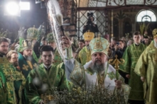 Tổng Giám Mục Epiphanius Đệ Nhất, người đứng đầu Giáo hội Chính Thống Ukraine, rảy nước thánh cho các tín đồ vào ngày 09/04/2023, sau buổi lễ đánh dấu Thánh Lễ Chúa Nhật Lễ Lá của Chính Thống Giáo trong một nhà thờ trong khuôn viên tu viện Pechersk Lavra ở Kyiv, Ukraine, trong bối cảnh Nga xâm lược Ukraine. (Ảnh: Vladyslav Musiienko/Reuters)