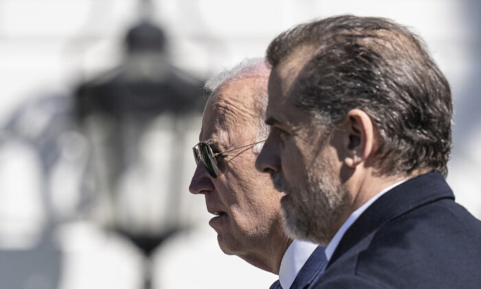 Tổng thống Joe Biden và con trai ông, ông Hunter Biden, tham dự Lễ Lăn Trứng Phục Sinh hàng năm trên bãi cỏ phía Nam của Tòa Bạch Ốc ở Hoa Thịnh Đốn hôm 10/04/2023. (Ảnh: Drew Angerer/Getty Images)