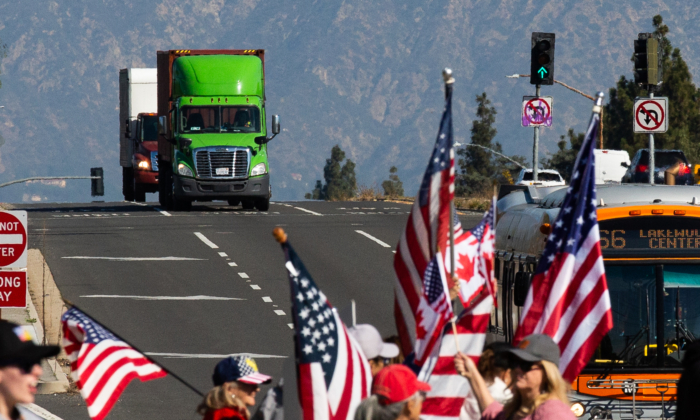 Mọi người tập trung tại El Monte, California, để thể hiện sự ủng hộ dành cho những tài xế xe tải tham gia một đoàn xe từ Los Angeles đến Hoa Thịnh Đốn để phản đối các quy định bắt buộc liên quan đến virus corona vào ngày 25/02/2022. (Ảnh: John Fredricks/The Epoch Times)