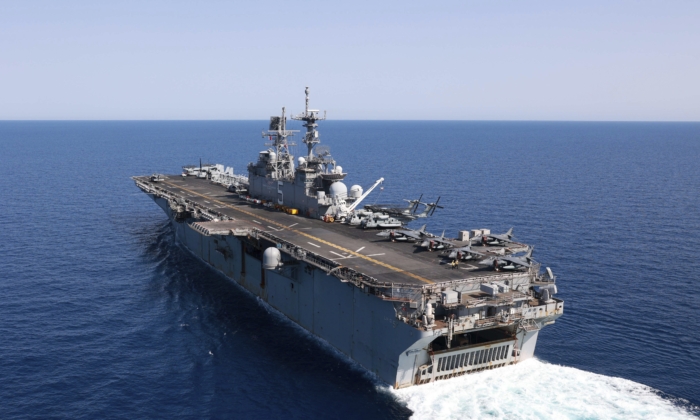 Tàu tấn công đổ bộ USS Bataan của Hải quân Hoa Kỳ đi qua Hồng Hải, hôm 08/08/2023. (Ảnh: Chuyên gia truyền thông đại chúng hạng 3 Riley Gasdia/Hải quân Hoa Kỳ, qua AP)