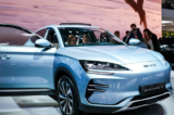 Khách tham quan ngắm nhìn mẫu xe điện BYD Seal U tại triển lãm xe quốc tế IAA Mobility 2023 ở Munich, Đức, hôm 06/09/2023. (Ảnh: Leonhard Simon/Getty Images)