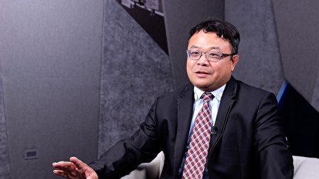 Ông Lý Mạnh Cư nói chuyện với The Epoch Times ở Đài Bắc về bốn năm ông bị mất quyền tự do ở Trung Quốc hôm 26/10/2023. (Ảnh: Dennis Lee/The Epoch Times)