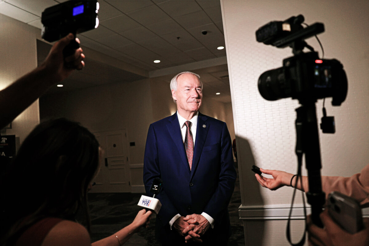 Ứng cử viên tổng thống của Đảng Cộng Hòa Asa Hutchinson nói với các phóng viên tại Hội nghị Thượng đỉnh Quốc gia Những chiến binh Vui vẻ của hội Những người mẹ vì Tự do ở Philadelphia vào ngày 01/07/2023. (Ảnh: Michael M. Santiago/Getty Images)