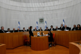 Chủ tịch Tối cao Pháp viện Israel Esther Hayut và toàn bộ mười lăm thẩm phán tập hợp để nghe các kiến nghị phản đối luật tiêu chuẩn hợp lý tại Tối cao Pháp viện ở Jerusalem hôm 12/09/2023. (Ảnh: Debbie Hill/Pool qua Reuters)
