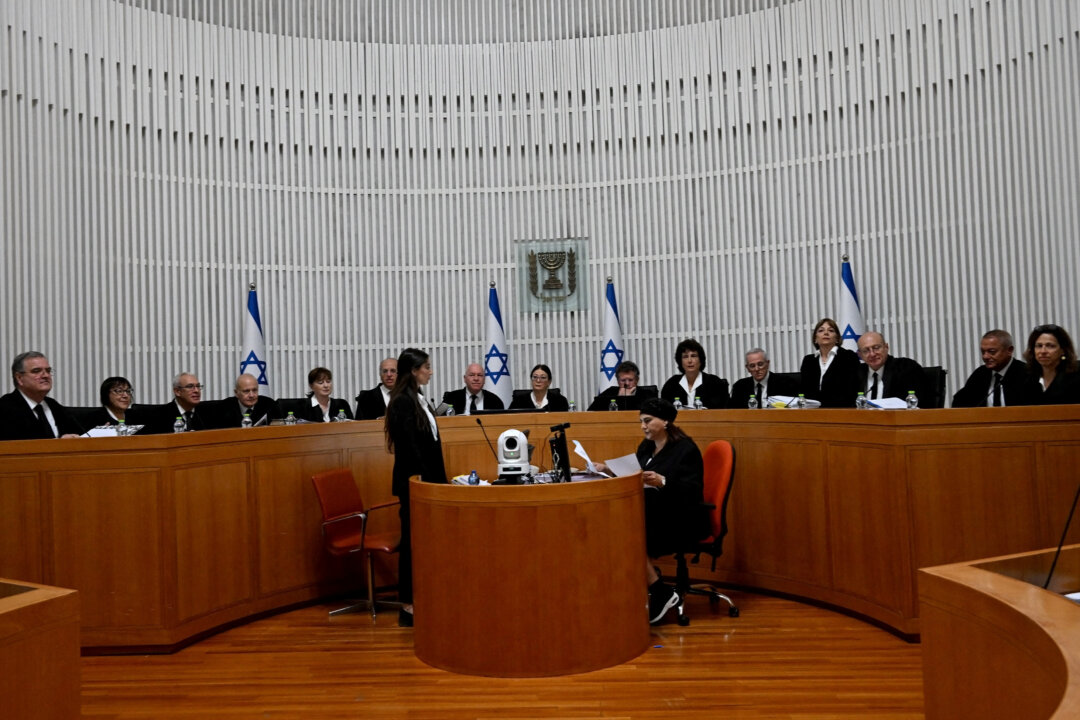 Chủ tịch Tối cao Pháp viện Israel Esther Hayut và toàn bộ mười lăm thẩm phán tập hợp để nghe các kiến nghị phản đối luật tiêu chuẩn hợp lý tại Tối cao Pháp viện ở Jerusalem hôm 12/09/2023. (Ảnh: Debbie Hill/Pool qua Reuters)