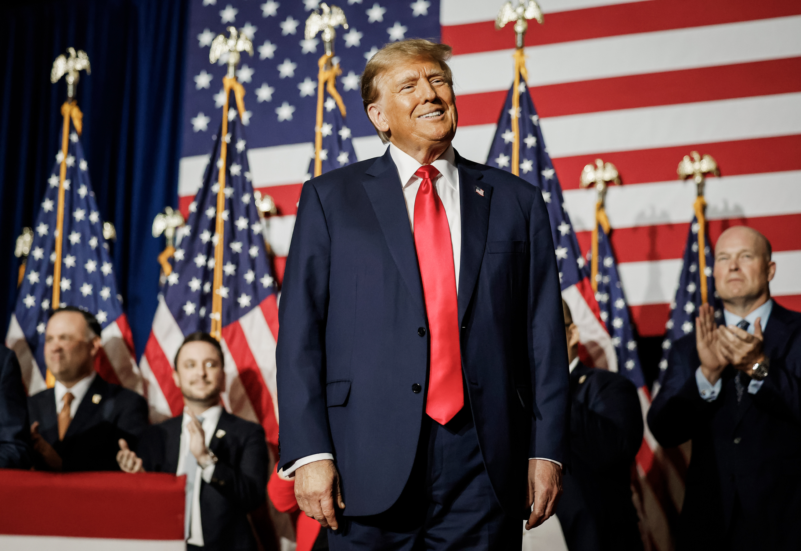 Cựu Tổng thống Donald Trump nói chuyện tại sự kiện trong đêm họp bầu của ông tại Trung tâm Sự kiện Iowa ở Des Moines, Iowa, hôm 15/01/2024. Hôm nay, người dân Iowa đã bỏ phiếu trong các cuộc họp bầu của tiểu bang cho cuộc tranh cử đầu tiên trong tiến trình đề cử tổng thống của Đảng Cộng Hòa năm 2024. (Ảnh: Chip Somodevilla/Getty Images)