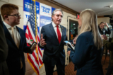 Thống đốc North Dakota Doug Burgum nói trong cuộc phỏng vấn với The Epoch Times tại cuộc vận động tranh cử của ứng cử viên tổng thống Đảng Cộng Hòa và là cựu Tổng thống Donald J. Trump ở Laconia, New Hampshire, hôm 22/01/2024. (Ảnh: Madalina Vasiliu/The Epoch Times)
