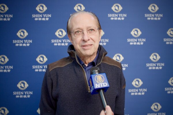 Ông Paolo Berlusconi thưởng thức buổi biểu diễn của Đoàn Nghệ thuật Biểu diễn Shen Yun tại Nhà hát Arcimboldi, hôm 20/01/2024. (Ảnh: Đài truyền hình NTD)