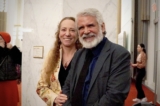 Vợ chồng tiến sĩ Jill và Robert Malone thưởng thức Shen Yun tại Nhà hát Opera Trung tâm Kennedy ở Hoa Thịnh Đốn, tối hôm 27/01/2024. (Ảnh: Terri Wu/ The Epoch Times)