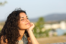 Hãy cố gắng sống trong hiện tại, hãy “là” thay vì “làm” trong khoảnh khắc đó. (Ảnh: Brittany Risher/Shutterstock)