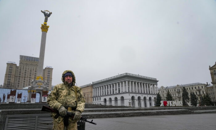 Một người đàn ông có vũ trang đứng ở trung tâm Kyiv, Ukraine, vào ngày 02/03/2022. (Ảnh Efrem Lukatsky/AP Photo)