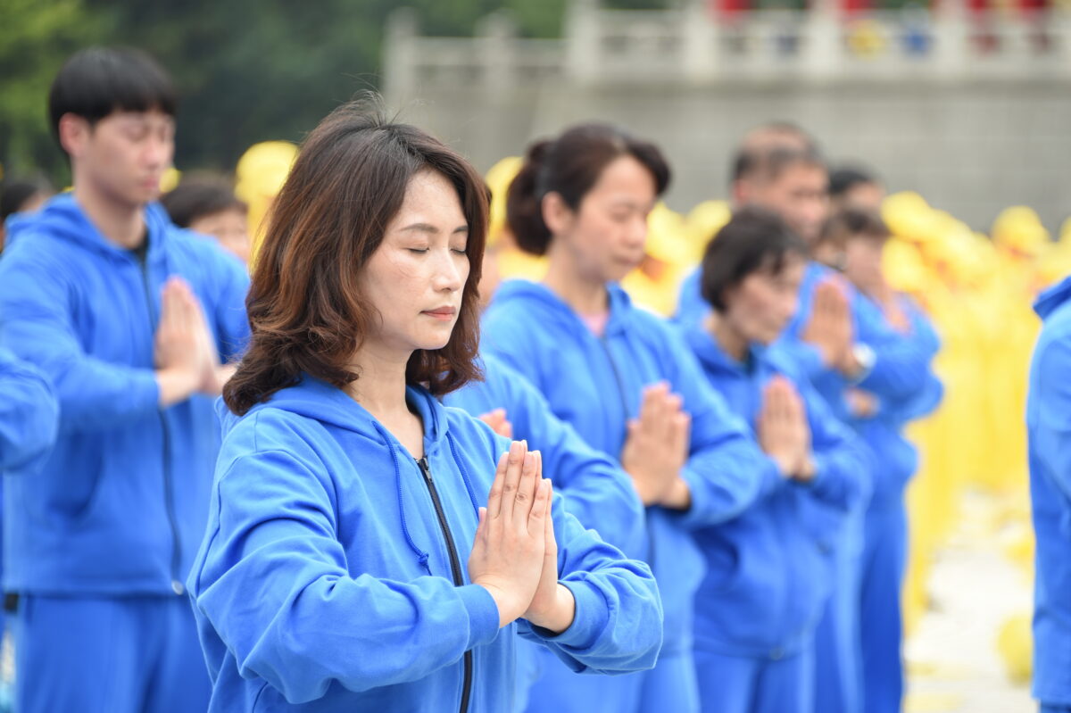 Các học viên Pháp Luân Công tập các bài công pháp tại một sự kiện kỷ niệm Ngày Pháp Luân Đại Pháp Thế giới ở Đài Bắc, Đài Loan, hôm 01/05/2021. (Ảnh: Sun Hsiang-yi/The Epoch Times)