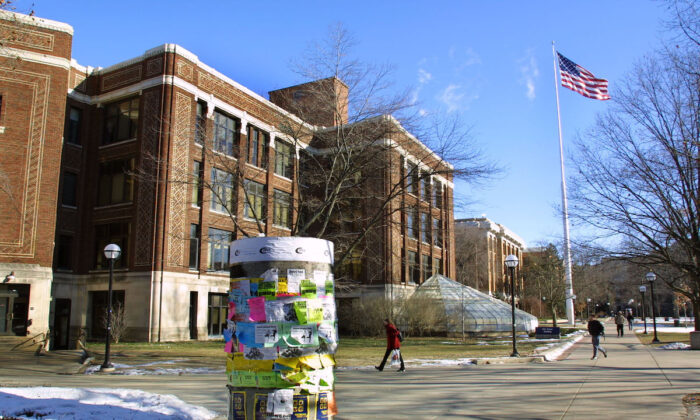 Sinh viên đi bộ ngang qua khuôn viên Đại học Michigan ở Ann Arbor, Michigan. Trường đại học này là một trong năm trường được cho là có mối liên hệ bí mật với một trường đại học nghiên cứu quân sự hàng đầu của Trung Quốc đang bị Hoa Kỳ trừng phạt. (Ảnh: Bill Pugliano/Getty Images)