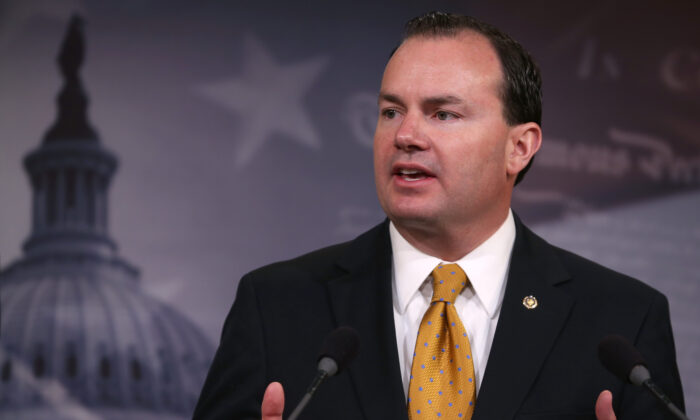 Thượng nghị sĩ Mike Lee (Cộng Hòa-Utah) nói về cuộc chiến ở Afghanistan trong một cuộc họp báo tại Capitol Hill, ở Hoa Thịnh Đốn, vào ngày 06/02/2014. (Ảnh: Mark Wilson/Getty Images)