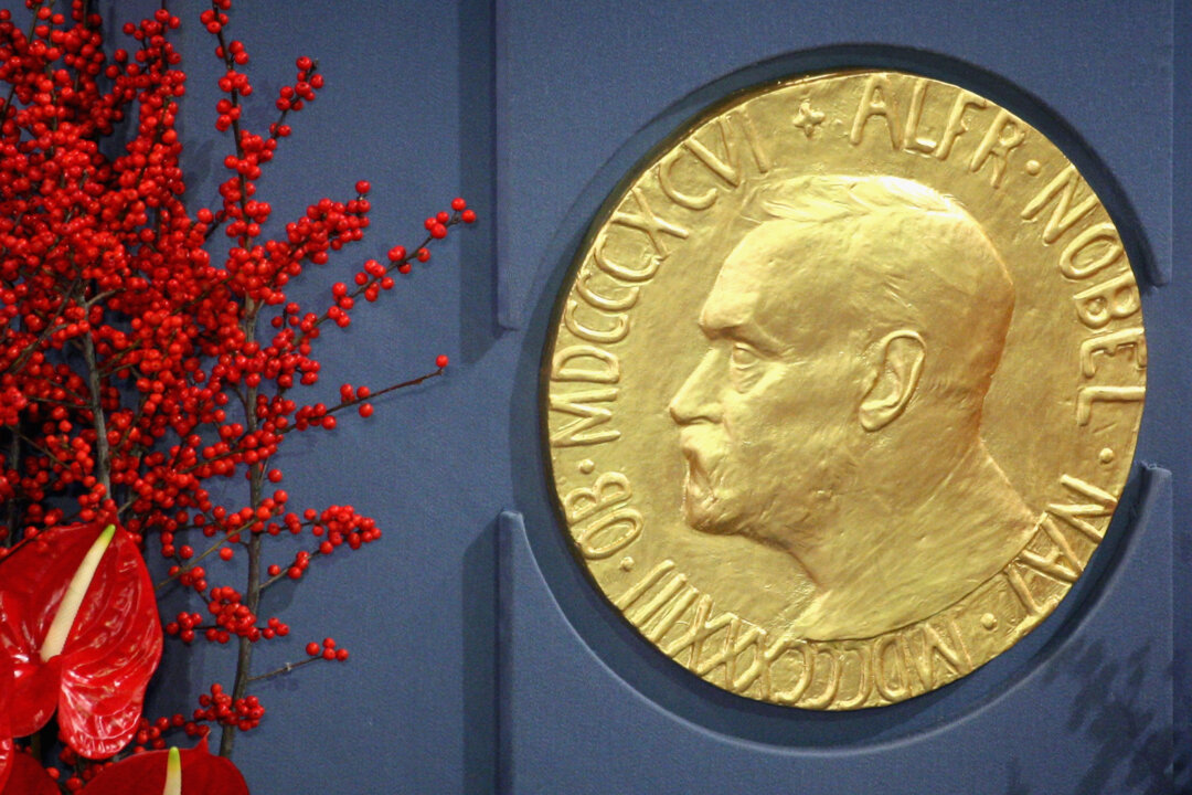 Một tấm bảng khắc hình Alfred Nobel tại Lễ trao giải Nobel Hòa bình 2008 tại Tòa thị chính Oslo ở Oslo, Na Uy, vào ngày 10/12/2008. (Ảnh: Chris Jackson/Getty Images)