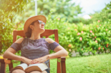 Những cây có hương thơm sẽ làm cho sân vườn tràn ngập hương thơm hoa lá, có thể làm tăng thêm không khí lãng mạn cho việc đọc sách hay khi nghỉ ngơi, thư giãn. (Ảnh: Shutterstock)