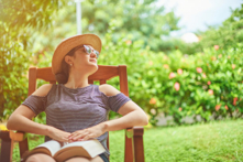 Những cây có hương thơm sẽ làm cho sân vườn tràn ngập hương thơm hoa lá, có thể làm tăng thêm không khí lãng mạn cho việc đọc sách hay khi nghỉ ngơi, thư giãn. (Ảnh: Shutterstock)