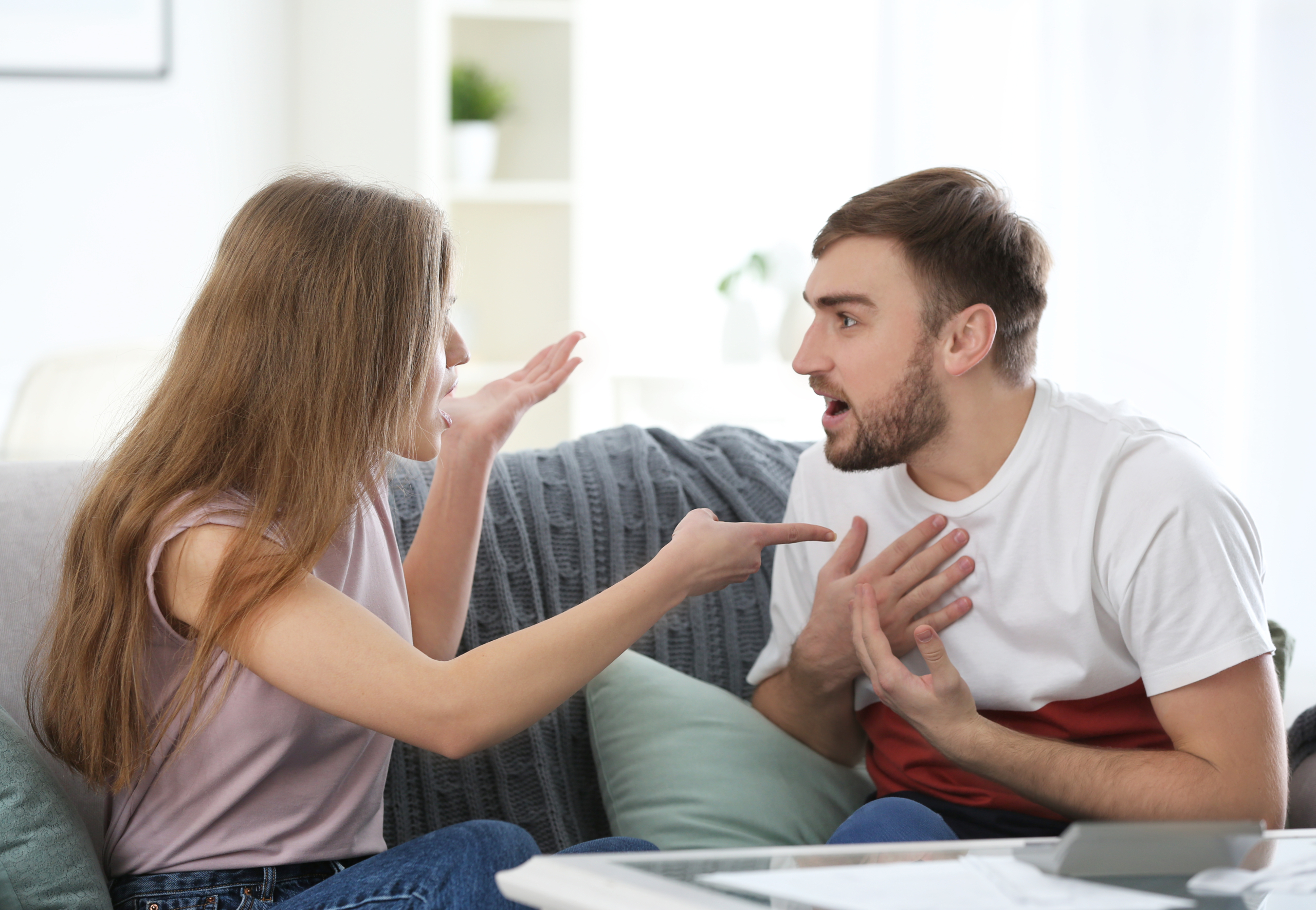 Mọi người sẽ xem ‘nửa kia’ như vật hiến tế trong tình cảm của họ. Hình ảnh minh họa đôi vợ chồng đang tranh cãi. (Ảnh: Shutterstock)