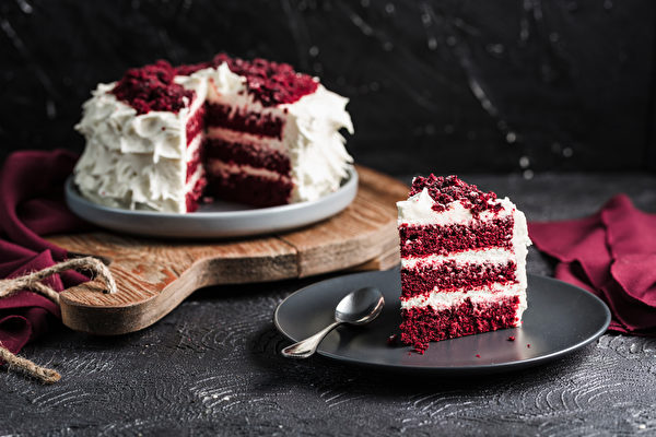 Màu đỏ đậm là điểm đặc trưng của bánh Red Velvet. Đây là một loại bánh cổ điển của Hoa Kỳ. Chiếc bánh thơm ngào ngạt, mềm ẩm và đầy hương vị vani. Phần bông xốp thường được xếp xen kẽ với lớp kem bơ sữa mềm mịn như nhung. Chúng liên kết với nhau gần như hoàn mỹ. (Ảnh: Shutterstock)
