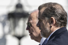 Tổng thống Joe Biden và con trai ông, ông Hunter Biden, tham dự Lễ Lăn Trứng Phục Sinh hàng năm trên bãi cỏ phía Nam của Tòa Bạch Ốc ở Hoa Thịnh Đốn vào ngày 10/04/2023. (Ảnh: Drew Angerer/Getty Images)