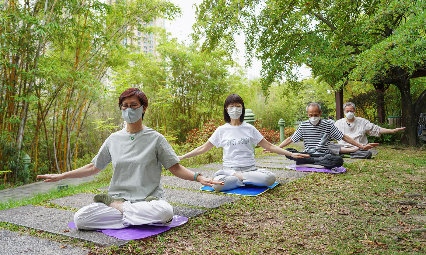 Một người Hồng Kông, cô Ah Hong được chẩn đoán mắc bệnh ung thư giai đoạn cuối cách đây 10 năm và bác sĩ nói rằng cô chỉ có thể sống được tối đa sáu tháng. Sau khi tu luyện Pháp Luân Công, cơ thể của cô đã hồi phục một cách kỳ diệu. Bức ảnh chụp các học viên Pháp Luân Công ở Hồng Kông đang cùng nhau luyện tập. (Ảnh: Adrian Yu/The Epoch Times)