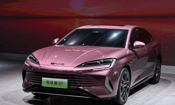 Một chiếc xe BYD Destroyer 07 được trưng bày tại Triển lãm Công nghiệp Xe hơi Quốc tế Thượng Hải lần thứ 20 ở Thượng Hải, Trung Quốc, hôm 18/04/2023. (Ảnh: Hector Retamal/AFP qua Getty Images)
