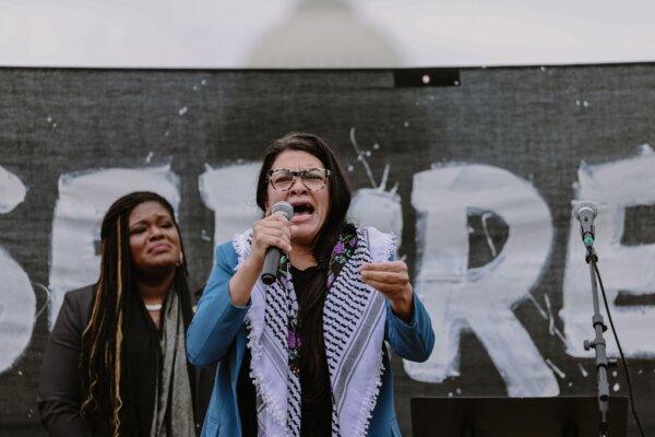 Dân biểu Rashida Tlaib (phải) với Dân biểu Cori Bush trong một cuộc biểu tình tại Tòa nhà Capitol Hoa Kỳ ở Hoa Thịnh Đốn vào ngày 20/10/2023. (Ảnh: Ali Khaligh/Middle East Images/AFP qua Getty Images)