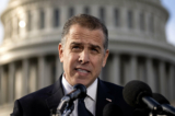 Ông Hunter Biden, con trai Tổng thống Joe Biden, nói chuyện với các phóng viên bên ngoài Tòa nhà Quốc Hội Hoa Kỳ ở Hoa Thịnh Đốn vào ngày 13/12/2023. (Ảnh: Drew Angerer/Getty Images)