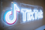 Biểu tượng của TikTok, dịch vụ mạng xã hội chuyên về video, tại văn phòng TikTok ở London, Vương quốc Anh, vào ngày 09/02/2020. (Ảnh: Tolga Akmen/AFP qua Getty Images)