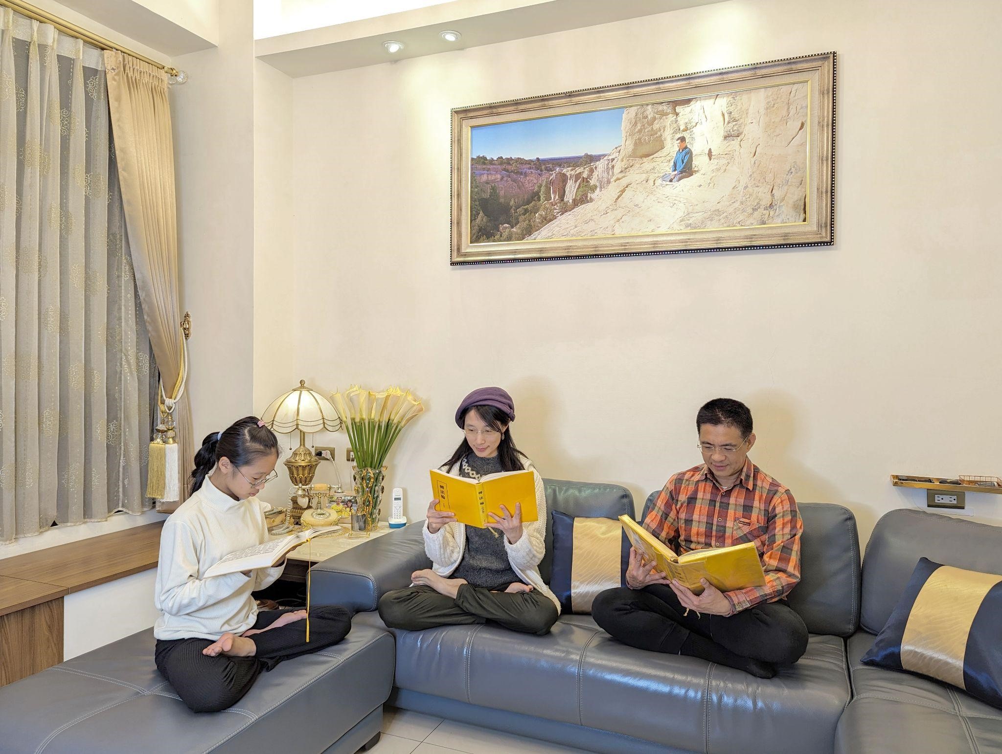 Gia đình ông Lâm học “Chuyển Pháp Luân” cùng nhau. (Ảnh được sự cho phép của ông Lâm Uy Vũ)