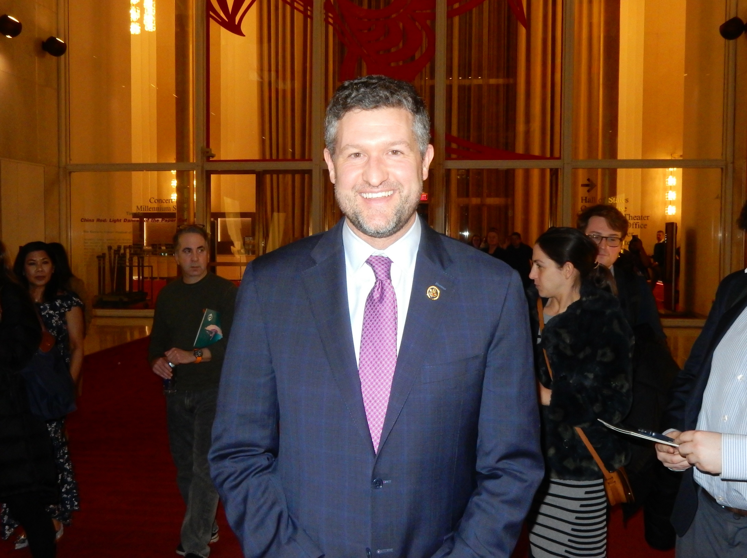 Dân biểu Pat Ryan (Dân chủ - New York) thưởng thức Shen Yun tại Nhà hát Trung tâm Kennedy ở Hoa Thịnh Đốn, hôm 02/02/2024. (Ảnh: Weiyong Zhu/The Epoch Times)