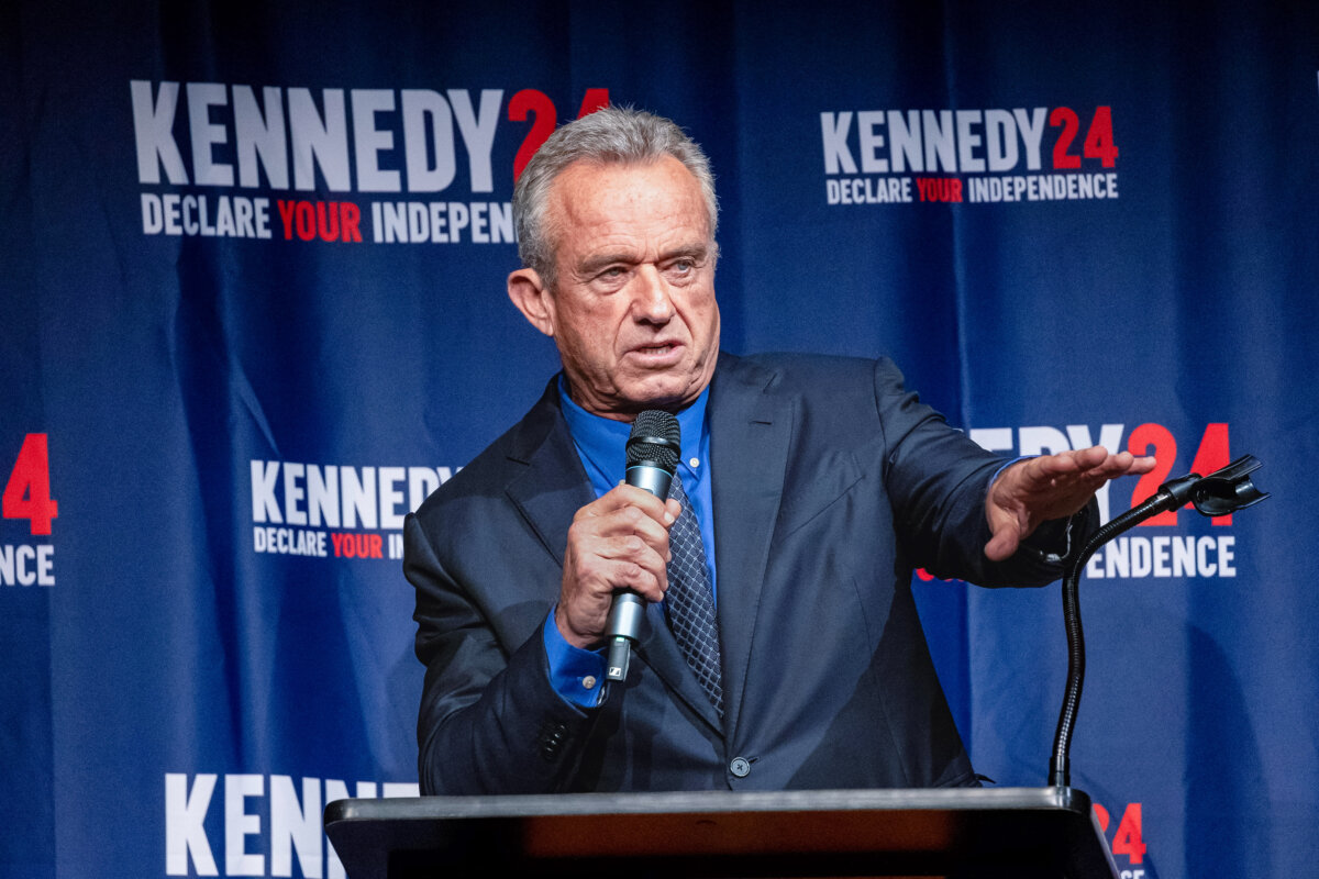 Ứng cử viên tổng thống độc lập Robert F. Kennedy Jr. trình bày trong sự kiện tranh cử “Tuyên bố Lễ kỷ niệm Độc lập của Quý vị” tại Trung tâm Biểu diễn Nghệ thuật Adrienne Arsht của Quận Miami-Dade ở Miami, Florida, vào ngày 12/10/2023. (Ảnh: Eva Marie Uzcategui/Getty Images)