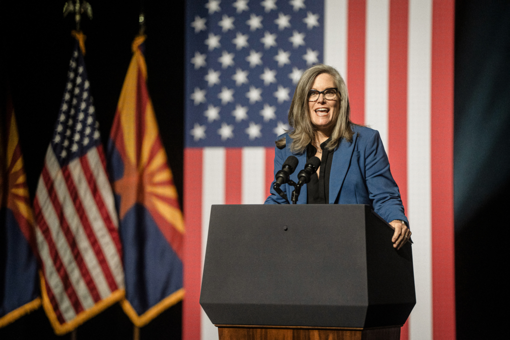 Thống đốc Arizona Katie Hobbs có bài diễn văn tại Trung tâm Nghệ thuật Tempe ở Tempe, Arizona, vào ngày 28/09/2023. (Ảnh: Rebecca Noble/Getty Images)