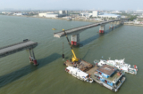 Nơi sà lan container đụng sập cầu Lịch Tâm Sa, khiến xe cộ rơi xuống sông, tại Quảng Châu, tỉnh Quảng Đông, Trung Quốc, hôm 22/02/2024. (Ảnh: Trung Quốc Nhật Báo qua Reuters)