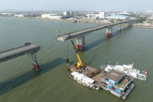 Nơi sà lan container đụng sập cầu Lịch Tâm Sa, khiến xe cộ rơi xuống sông, tại Quảng Châu, tỉnh Quảng Đông, Trung Quốc, hôm 22/02/2024. (Ảnh: Trung Quốc Nhật Báo qua Reuters)