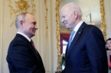 Tổng thống Nga Vladimir Putin bắt tay Tổng thống Joe Biden trong một cuộc họp ở Geneva, Thụy Sĩ, vào ngày 16/06/2021. (Ảnh: Mikhail Metzel/Sputnik/AFP qua Getty Images)