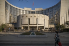 Trụ sở chính của Ngân hàng Nhân dân Trung Quốc (PBOC), ngân hàng trung ương của Trung Quốc, được chụp tại Bắc Kinh hôm 13/12/2021. (Ảnh: Andrea Verdelli/Bloomberg qua Getty Images)