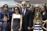 Vào ngày 06/06/2015, ông Hunter Biden (trái) hôn cháu trai Hunter, con trai của ông Beau Biden, khi họ đứng cùng góa phụ của ông Beau là ba Hallie (thứ ba bên trái), Phó Tổng thống đương thời Joe Biden và con gái của ông Beau là Natalie trước đám tang của ông, tại St. Anthony của Nhà thờ Công Giáo La Mã Padua ở Wilmington, Delaware. (Ảnh: AP Photo/Patrick Semansky)