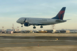 Chuyên gia du lịch nói, không nên vỗ tay khi phi cơ hạ cánh. Ảnh chụp phi cơ của hãng Delta Airlines hạ cánh xuống phi trường ở thủ đô Hoa Thịnh Đốn vào ngày 08/12/2019. (Ảnh: Phi trường Quốc gia Ronald Reagan Washington)