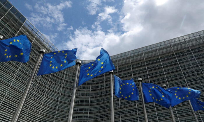 Cờ Liên minh  u Châu tung bay bên ngoài trụ sở Ủy ban  u Châu tại Brussels vào hôm 05/06/2020. (Ảnh: Yves Herman/Reuters)