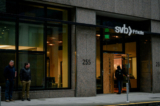 Khách hàng đợi bên ngoài khi một nhân viên bước vào văn phòng một chi nhánh của ngân hàng Silicon Valley Bank ở trung tâm thành phố San Francisco, California, ngày 13/03/2023. (Ảnh: Kori Suzuki/Ảnh tư liệu/Reuters)