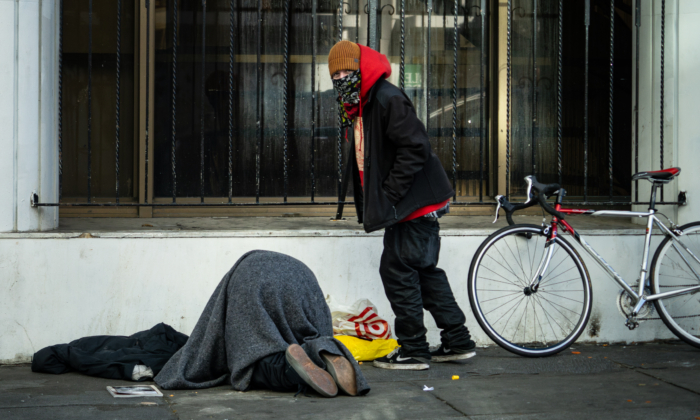 Những người đàn ông vô gia cư ở San Francisco, California, vào ngày 22/02/2023. (Ảnh: John Fredricks/The Epoch Times)