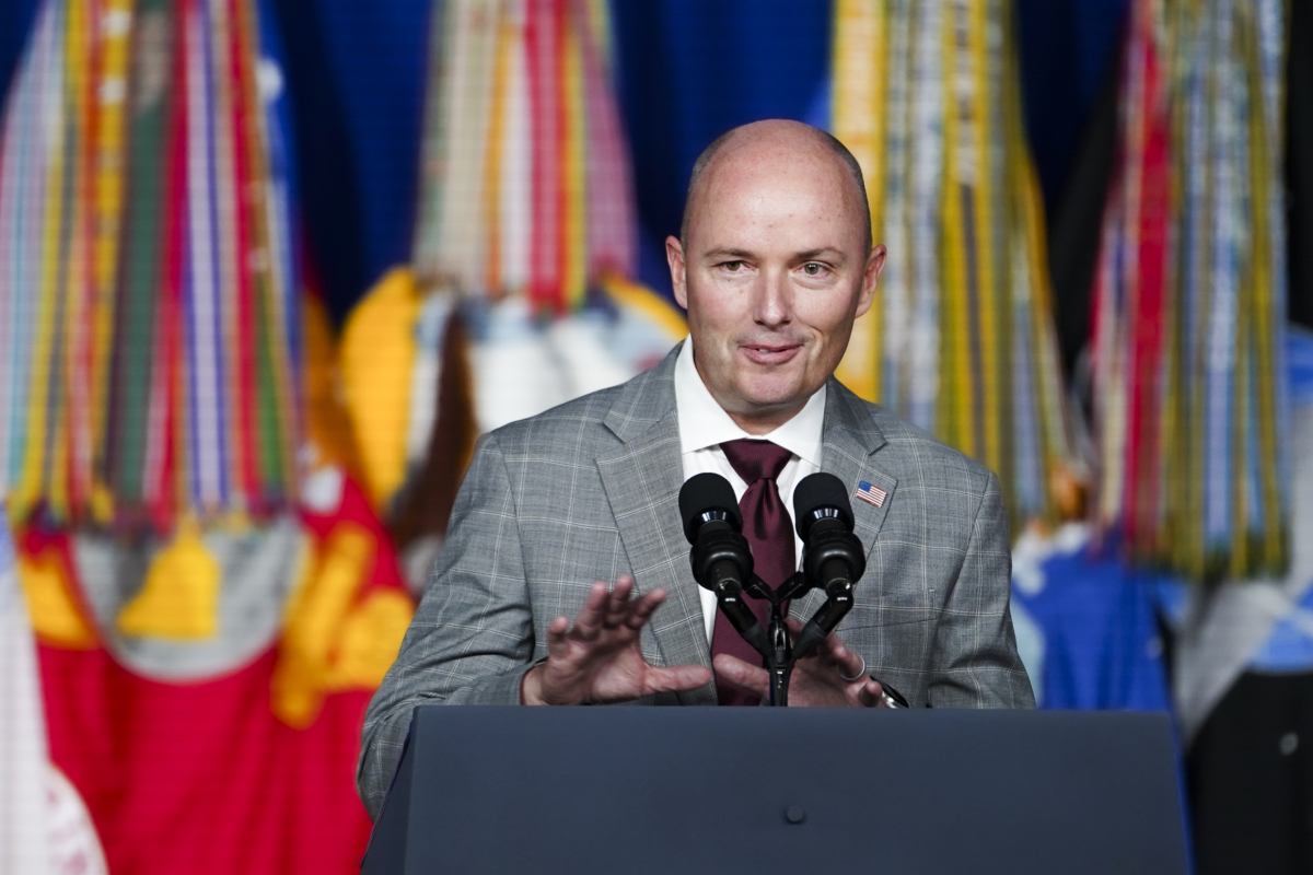 Thống đốc Spencer Cox (Cộng Hòa-Utah) nói trước bài diễn văn của Tổng thống Joe Biden để đánh dấu kỷ niệm một năm thực hiện Đạo luật Hứa Giải quyết Chất độc Toàn diện (PACT) tại Trung tâm Y tế Bộ Cựu chiến binh George E. Wahlen ở thành phố Salt Lake, Utah, vào ngày 10/08/2023. (Ảnh: Madalina Vasiliu/The Epoch Times)