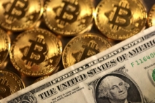 Đồng USD và các mô hình minh họa mã kim Bitcoin, ngày 10/08/2022. (Ảnh: Dado Ruvic/Reuters)