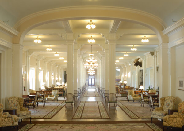 Hội trường Lớn (Great Hall) có sảnh theo phong cách Phục Hưng kiểu Pháp được trùng tu vào năm 2007 với chi phí 1.2 triệu USD. Từ phòng khiêu vũ ban đầu của khách sạn dọc theo hành lang đối xứng, có các cột trụ cổ điển hai bên, là những chiếc ghế Windsor thủ công được bọc bằng da màu xanh lá dập nổi chữ “MW.” Các đường phào chỉ và khối dầm trang trí tinh xảo chứa các họa tiết lá cây, còn thảm trải sàn có họa tiết các loài hoa dại bản địa, chẳng hạn như hoa chuông, hoa mao lương, và cây tảo xuyết. Nhiều thiết bị chiếu sáng và đèn chùm bằng đồng thau trong không gian này đều đã có từ thời khách sạn được xây dựng. (Ảnh: Đăng dưới sự cho phép của khách sạn Mount Washington)